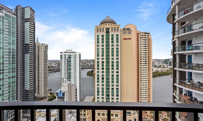 Brisbane Central Business District Apartment | Cosy 1-Bed with River Views, Pool, Gym & BBQ