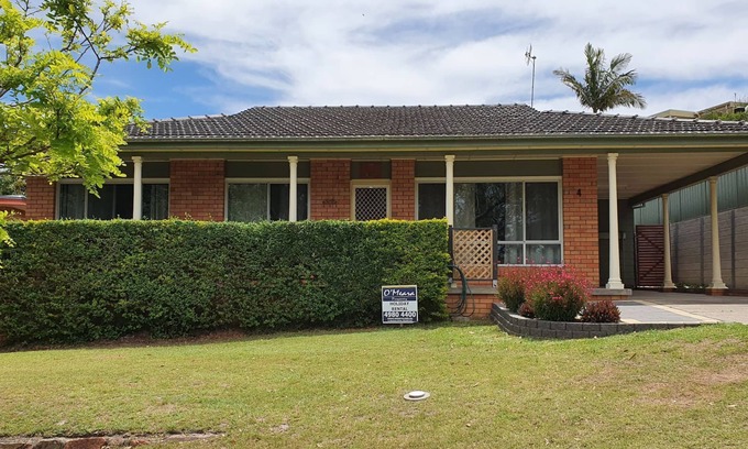 Nelson Bay House | Cuddles Cottage, 4 Christmas Bush Avenue - holiday house near Dutchies