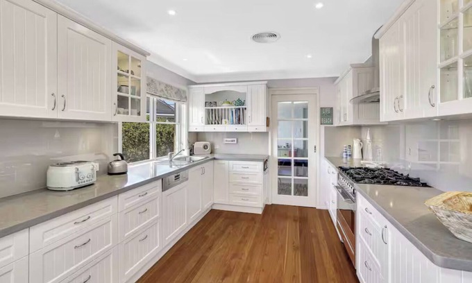Mollymook Beach House | Dog friendly Mollymook Beach house with Hot spa, Aircon and coffee machine