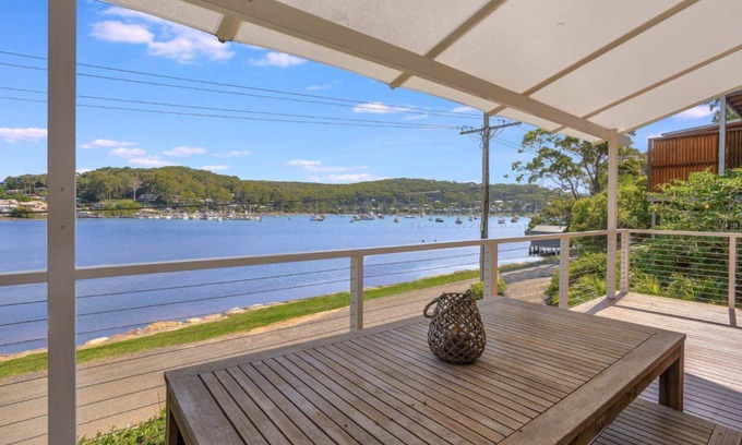 Killcare House | Edge of the Bay and Close to Beaches