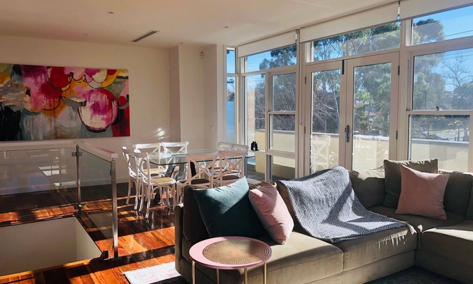 Glen Iris House | Exquisite 4 Bedroom Town House facing a Park, Open Plan Living, Close to Private Schools/Hospitals, Universities, Restaurants, Bars, Cafes, and Shopping Centres.