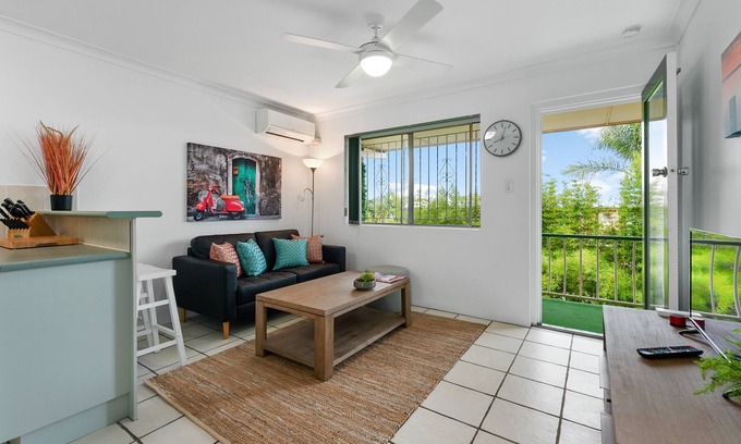 New Farm Apartment | Funky Urban Pad ~ 1 Bed/1 Bath/1 Car ~ New Farm