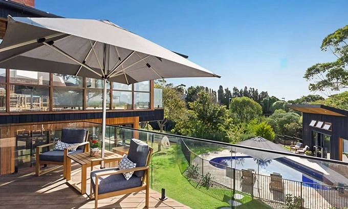 Mount Eliza House | Glen Shian | Luxury Villa On the Beach with Pool and Views