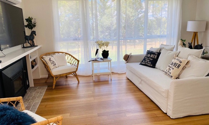 Yarra Glen House | Glenview Park Cottage and Farm Stay 3 bedrooms with fireplace. Yarra Glen