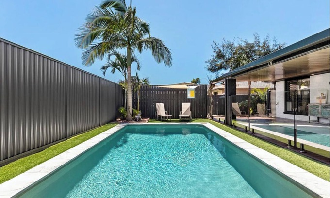 Pimpama House | Hampton Holiday Home with Pool, BBQ & 10 min drive to Theme Parks!