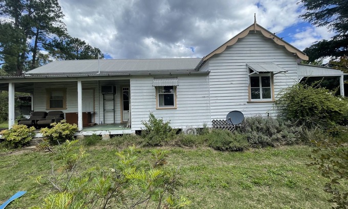 Laughtondale House | Hawkesbury River Cottage on Large Private Acres with Pontoon