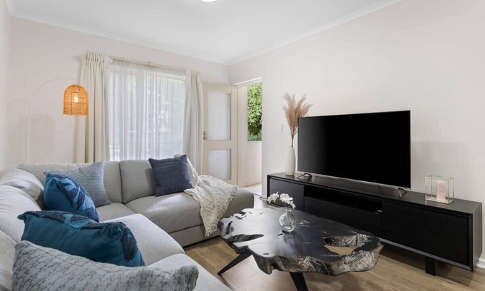 Adelaide Central Business District Apartment | Hidden Gem of CBD - 3BR Apt-Free Parking-WiFi