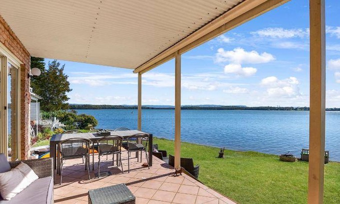 Mannering Park House | House ∙ 4 bedrooms ∙ 9 guests