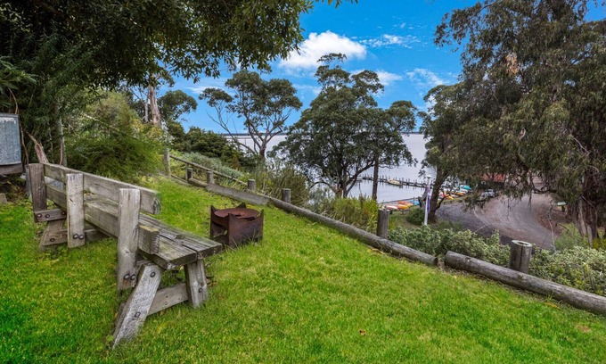 Nungurner House | Jetty View: Pelican Cabin - Feel a sense of nature in this rural environment