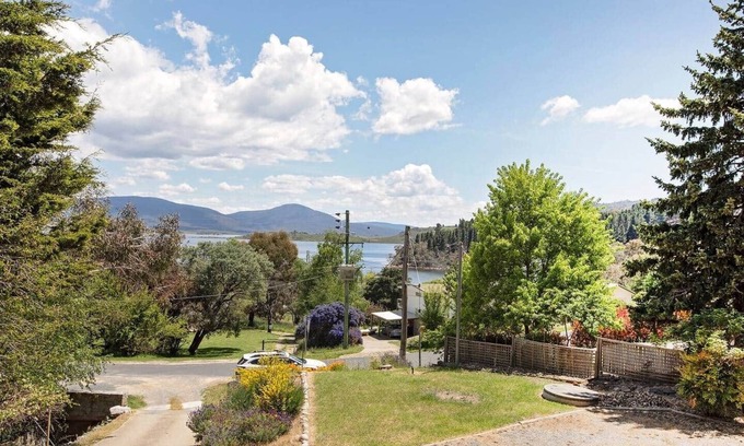 East Jindabyne House | Jindabyne Peaceful Lakeside Escape