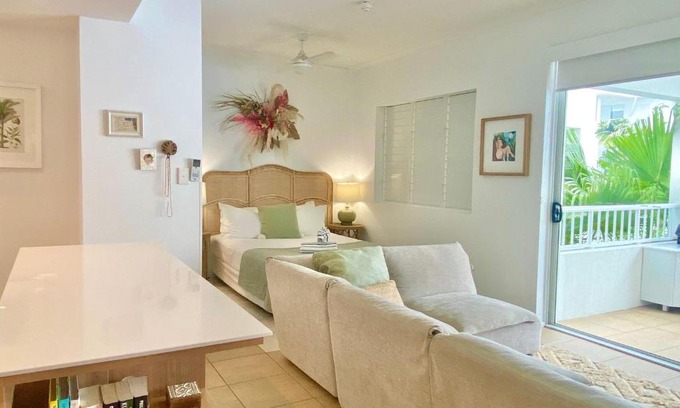 Port Douglas Apartment | Lady Palm Leaf