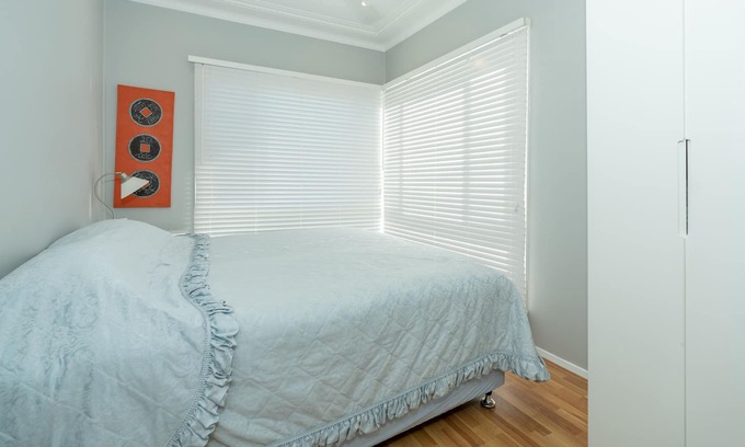 Swansea House | Lakeside cozy swanhome