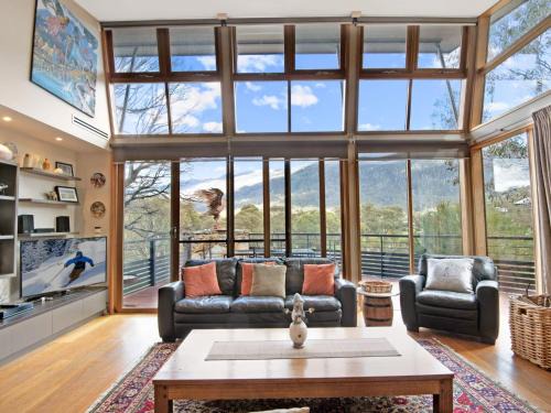 Lake Crackenback Ski Chalet | Les Perrieres Lodge - Spacious 3BR Luxury l Gym l Indoor Pool l Tennis l WiFi l BBQ
