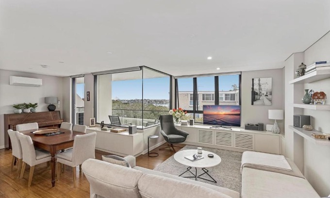 Waverton Apartment | Light filled apartment with sweeping harbour views