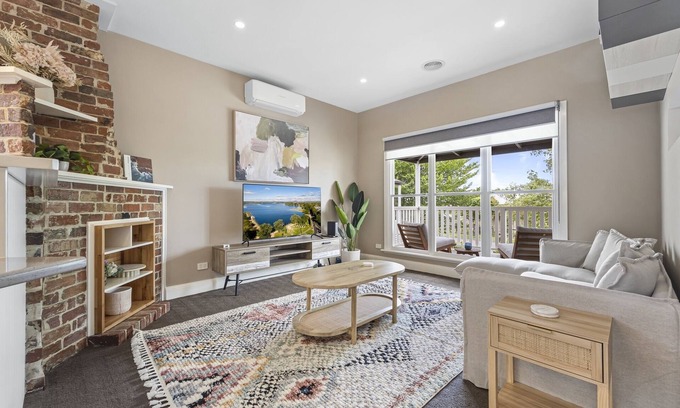 Golden Point House | Lovely 3-Bed with Alfresco Dining in Prime Suburb