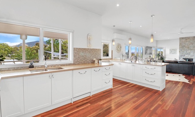 Mansfield House | Loyola Lake House - Lakefront Home with Pool