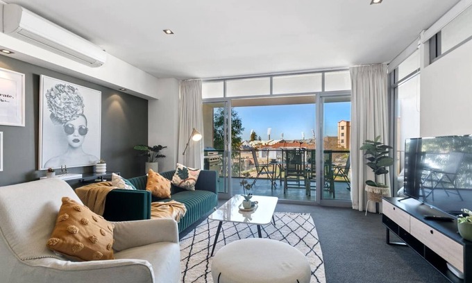 East Perth Apartment | Luxe Chic 3bd Apt City Skyline views