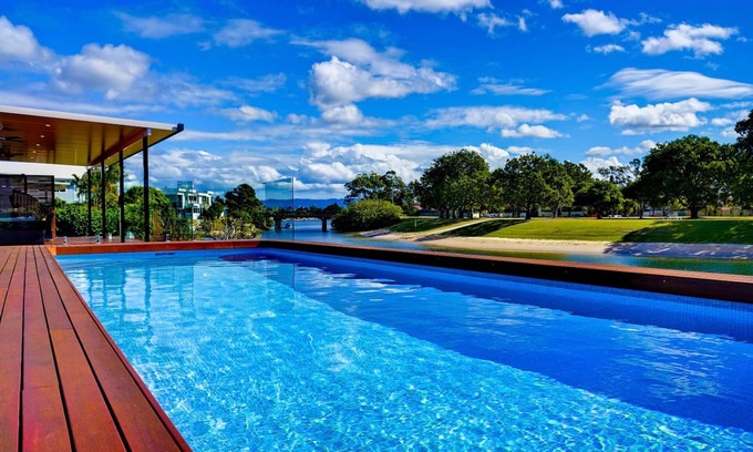 Broadbeach Waters House | Luxury Villas Whitehaven (Heated pool)