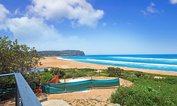 Macmasters Beach Cabin | Macs Waves ... Beachfront
