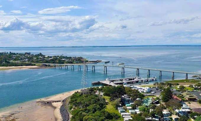San Remo House | Magnificent views of the Phillip Island bridge and Westernport Bay.