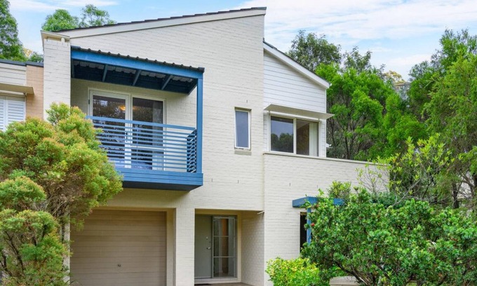 Newington House | MetaWise Newington Chic and Comfortable Queen Bed Share Room