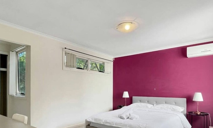 Newington House | MetaWise Newington Chic and Queen Bed W Bathroom