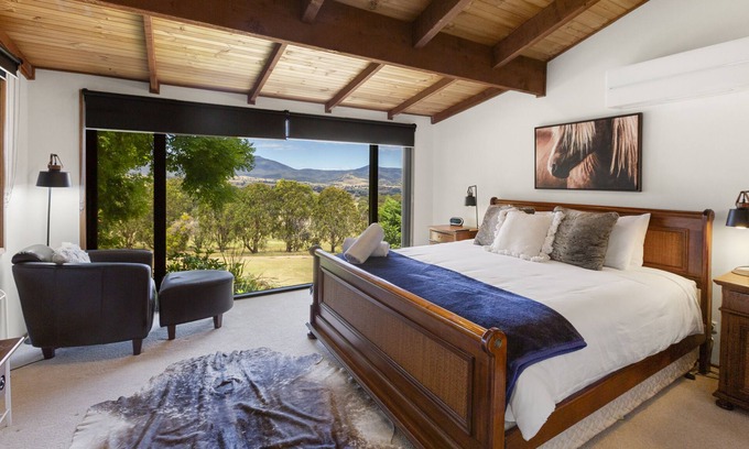 Merrijig House | Milpara Farm - 15mins from Mt Buller off mountain