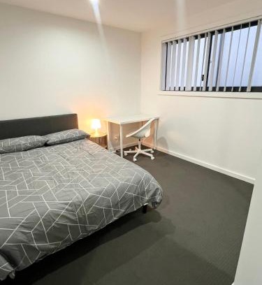 Guildford House | Modern and Comfortable Queen Room - OR2