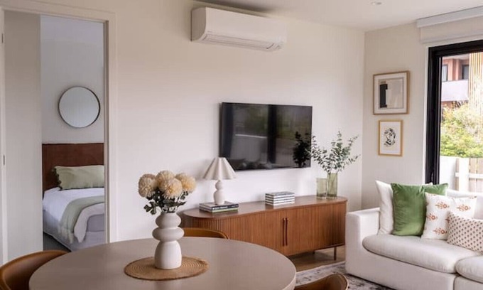 Cheltenham Apartment | Modern apartment with Park views in Cheltenham
