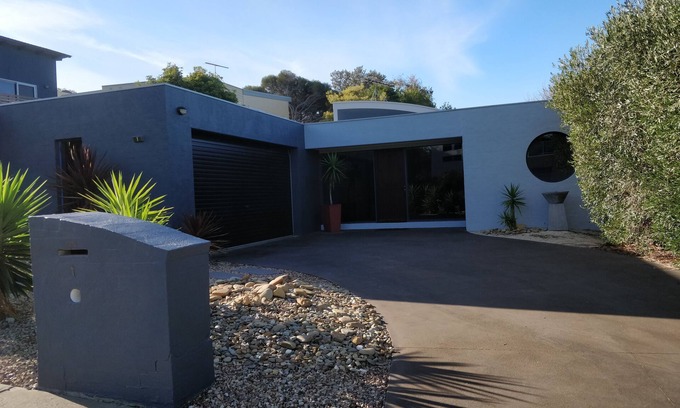 Torquay House | Modern Luxury 4bdr Beach house Family Friendly. NBN. 2 Smart TV’s, New Kitchen