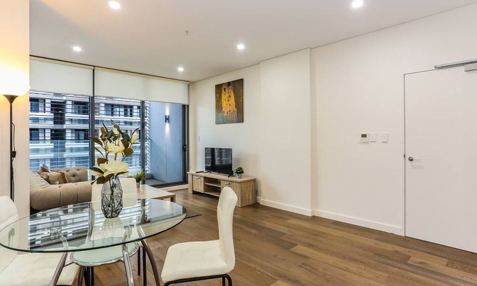 Waterloo Apartment | New, Bright Apartment in Waterloo near park