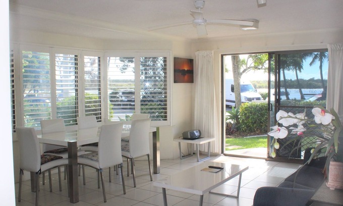 Noosaville Apartment | Noosaville River Front - Watch the colors over the water