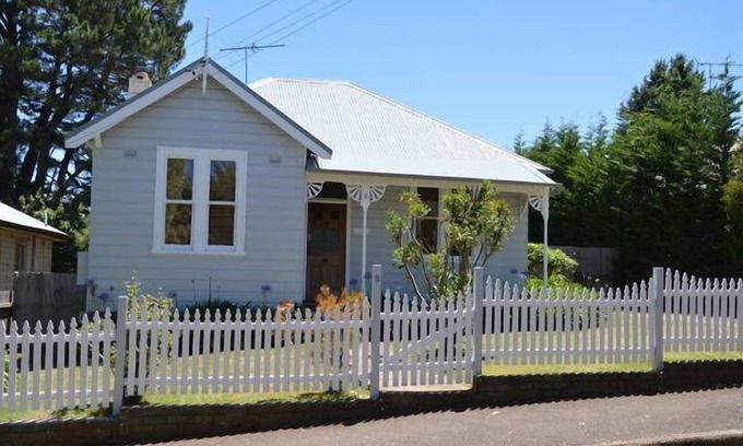Katoomba House | Oatley Place, Katoomba - Close to Everything - Quiet - Free Wifi/Netflix