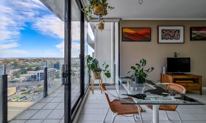 South Melbourne Apartment | Ocean view apartment close to CBD with indoor pool.