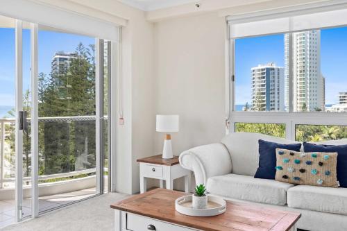 Main Beach Apartment | Oscar on Main 2B - Heart of Main Beach Ocean Views - Hosted by Coastal Letting Co.