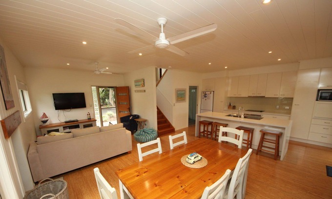 Arakoon House | Osprey lodge is positioned for maximum privacy and to capture the much...