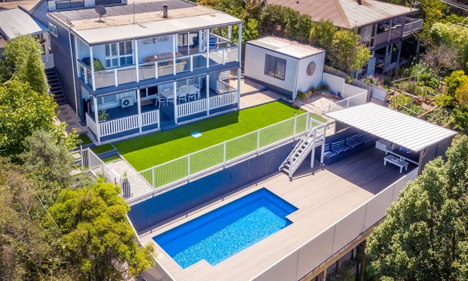 Rye House | PENINSULA RETREAT beach house with views & a pool