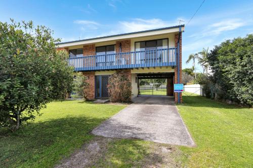 Hawks Nest House | Pet Friendly on Pelican Close to Myall River