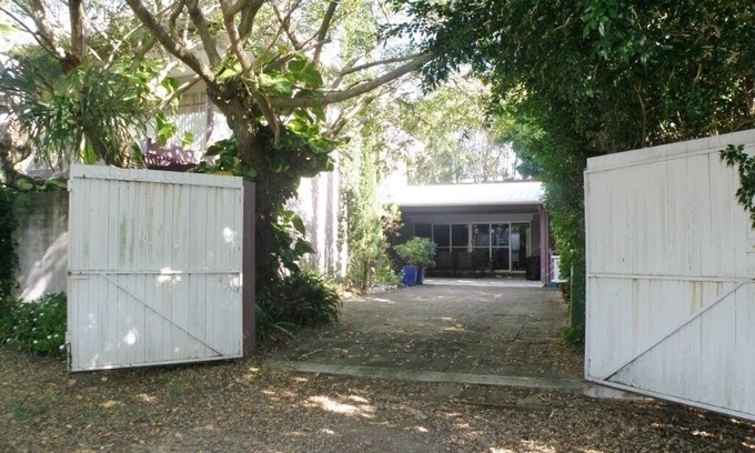 Point Lookout House | Pets allowed at this three bedroom beachhouse only minutes walk to beaches.