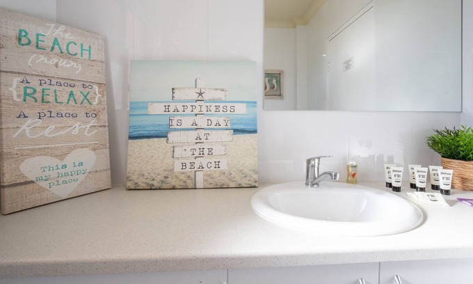 Batehaven Apartment | Poolside 2-Bed Unit, Next to Casey’s Beach