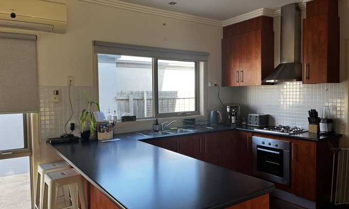 Portarlington House | Portvilla. 3 min Drive to Main Beach or 600m Walk to the Locals Haven