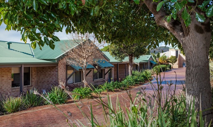 Centennial Park Hotel | Quality Apartments Banksia Gardens WA