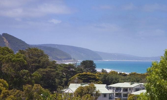 Lorne Apartment | Questa E Bella - Perfect Location, Wifi, Games And More