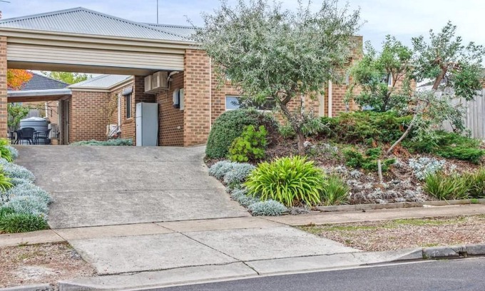 Highton Hostel | Reconnect on Daly I Epworth and Deakin