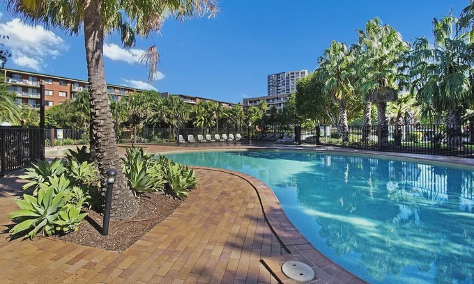 Alexandria Apartment | Resort style one bedroom plus study close to the City