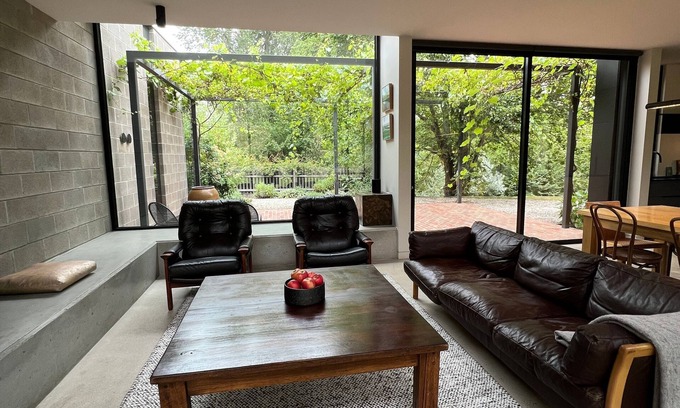 Kyneton House | RIVER HOUSE - COOL MODERNITY BY THE RIVER, KYNETON