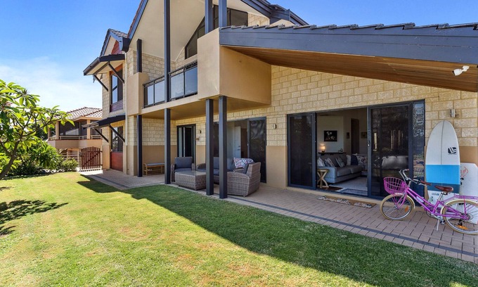 Falcon House | Roomy Holiday House Perfect for Families - Across from a Beautiful Beach!
