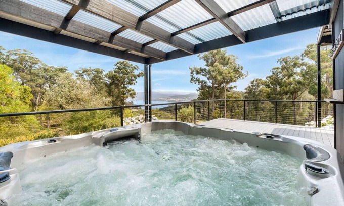 Deep Bay Apartment | Secluded Huon Valley Lodge with Hot Tub & Cottage