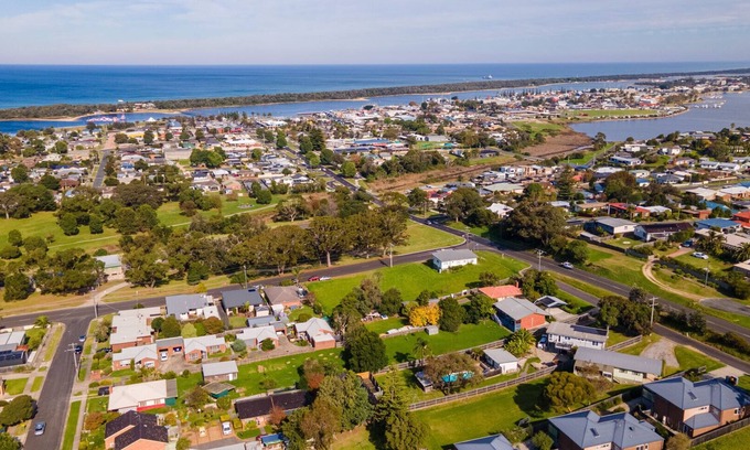 Lakes Entrance House | Serenity: Relaxation, Sun & Style - Just Minutes from the Water