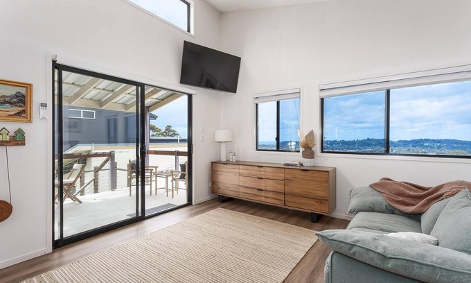 Elanora House | Sheket ~ Peaceful ~ Ocean views in Elanora